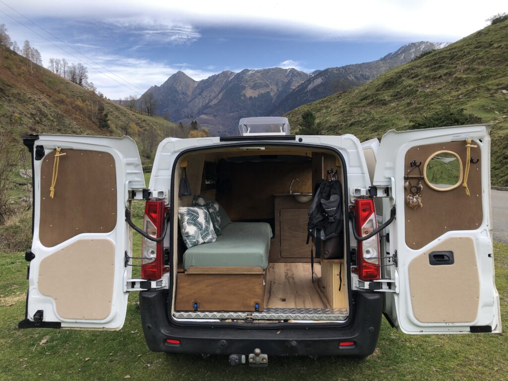 Apporter du soin aux finitions est essentiel lorsque l'on aménage un van. le plaisir de la vanlife c'est aussi celui des yeux. Chaque détail compte.